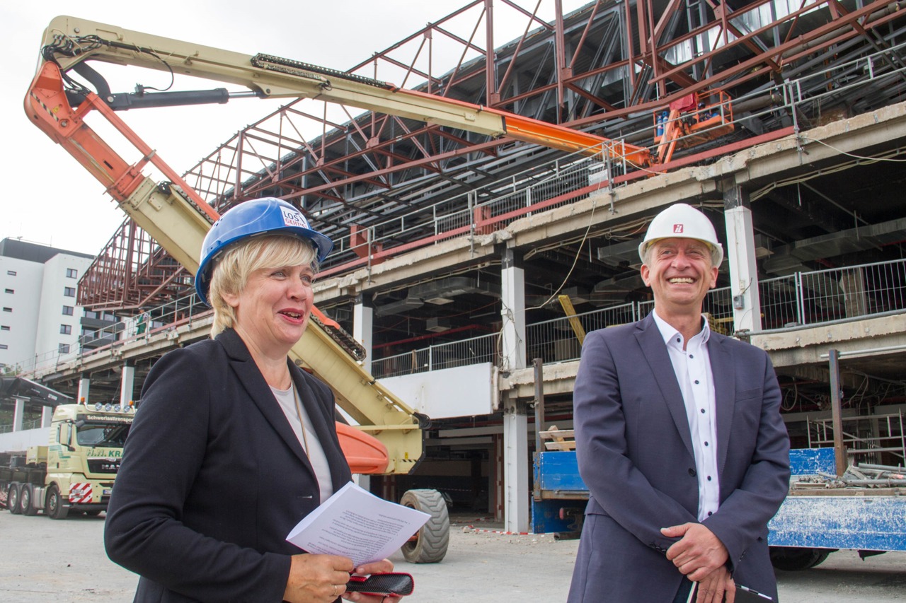 Stadthallenchefin Petra Burmeister und Architekt Torsten Ruwoldt