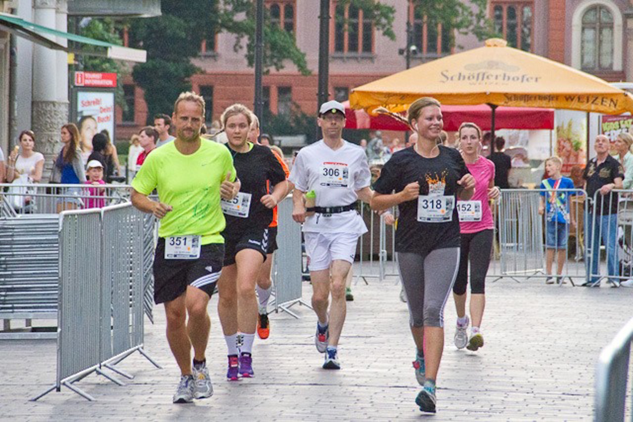 Bevor es an der Warnow entlang Richtung Warnowtunnel und IGA-Park ging, drehten die Läufer noch eine Runde durch die Innenstadt.