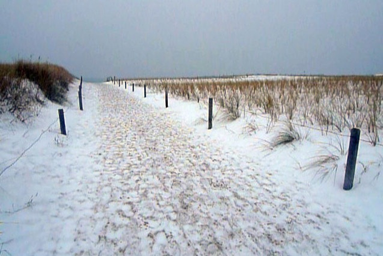Strandaufgang an der winterlichen Ostsee in Warnemünde