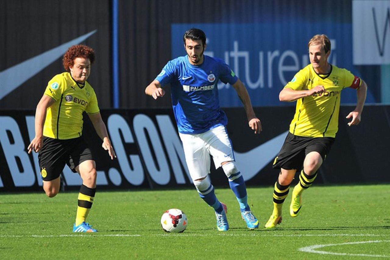 Nikolaos Ioannidis (Hansa Rostock) im Zweikampf mit Mustafa Amini (Borussia Dortmund II)