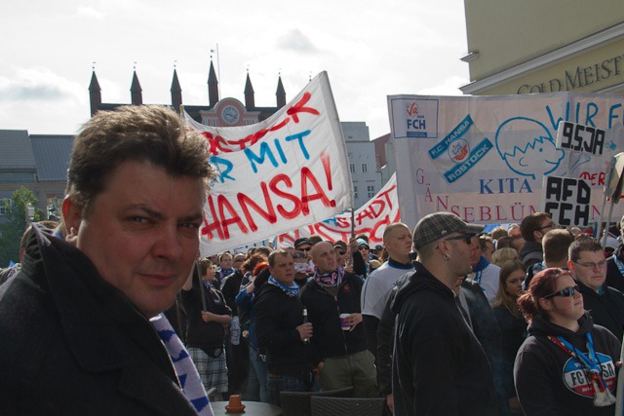 Hansa-Vorstandsvorsitzender Bernd Hofmann auf der Demo