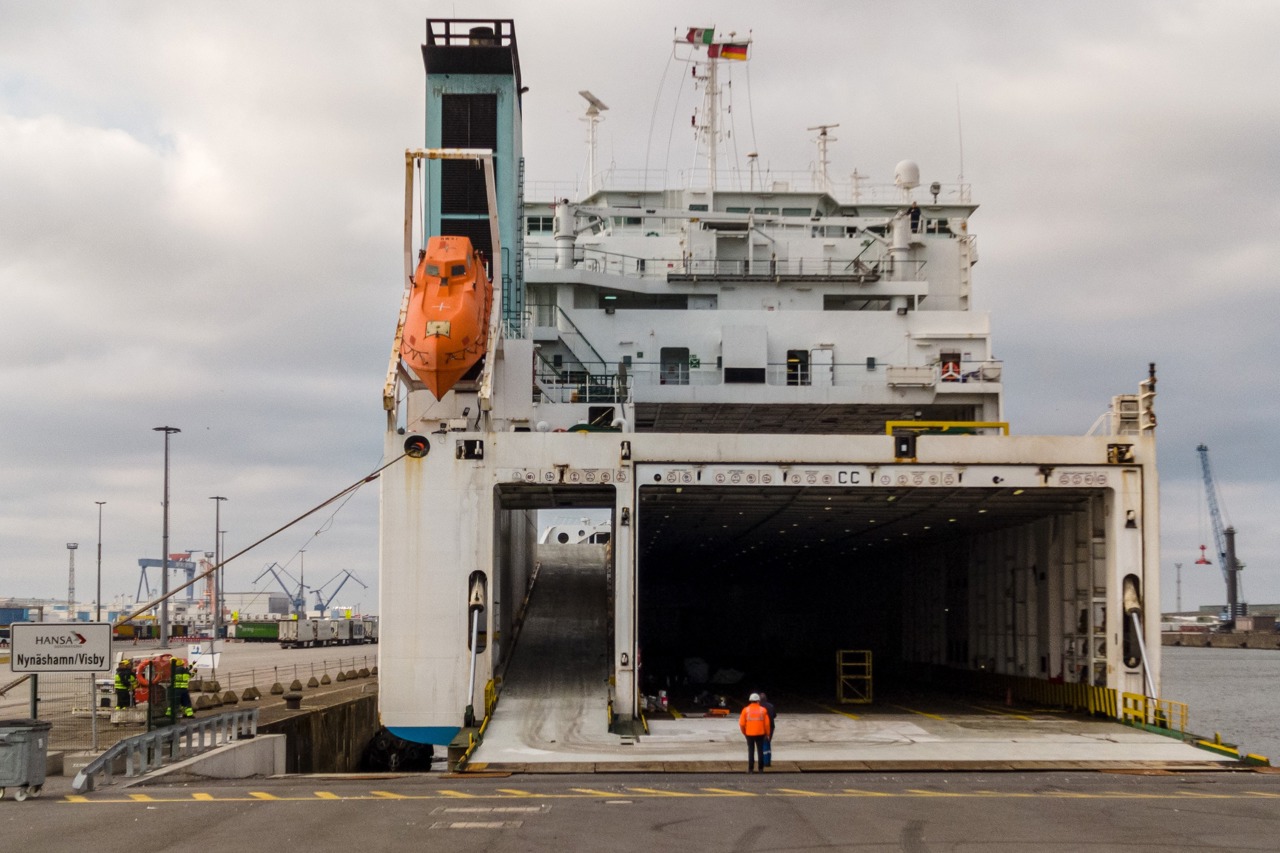 Fähre „Eliana Marino“ im Seehafen Rostock