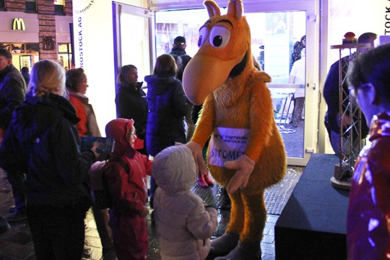 Kinderliebling Stromer, das Maskottchen der Stadtwerke, muss keine Angst im Dunkeln haben.