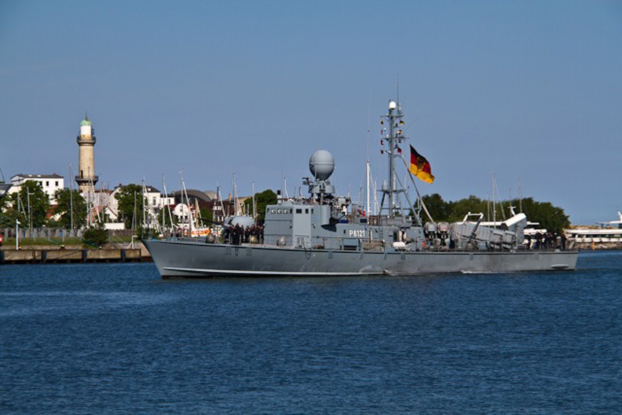 Marineschnellboote beim Einlauf zum Marinestützpunkt Warnemünde von einem Libanoneinsatz