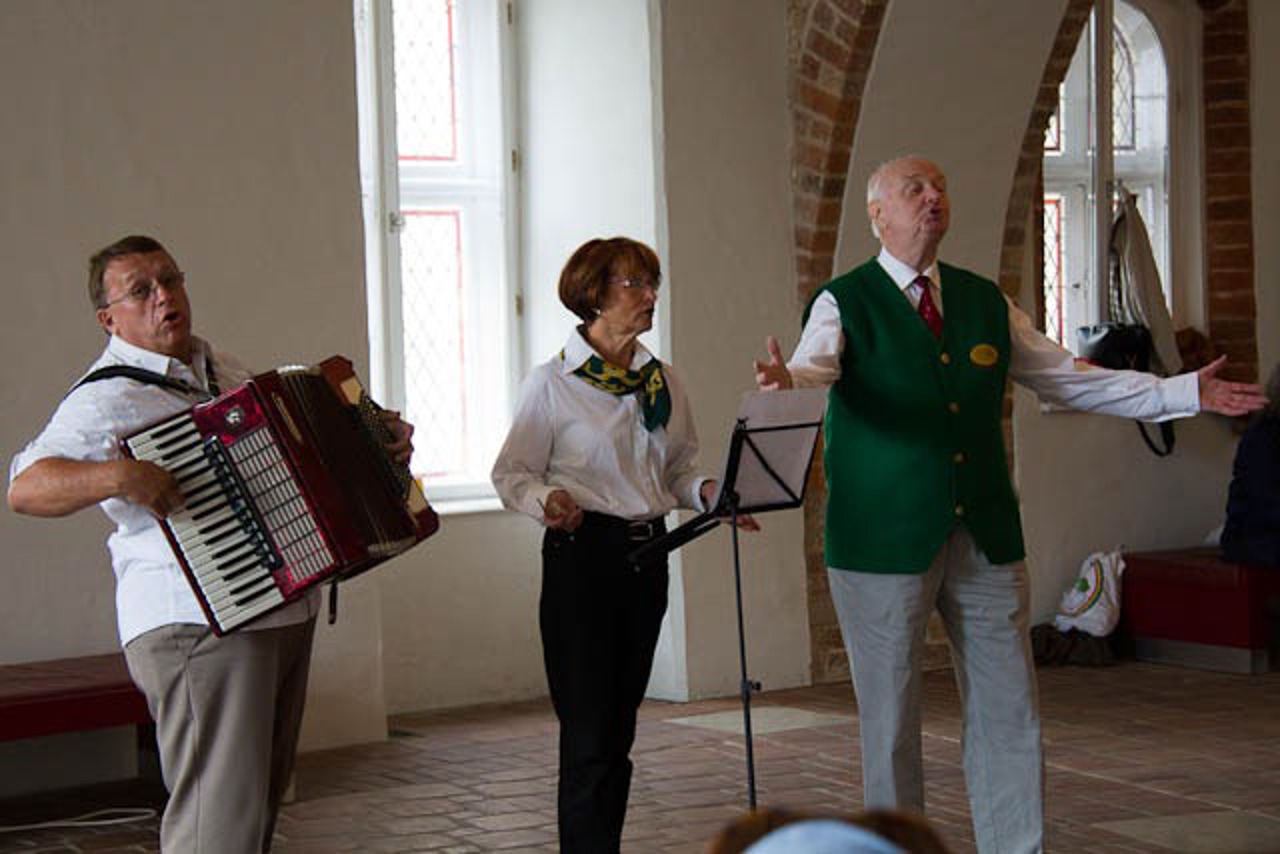 Plattdütsch Verein "Klönsnack Rostocker Sieben" singt im Rathaus