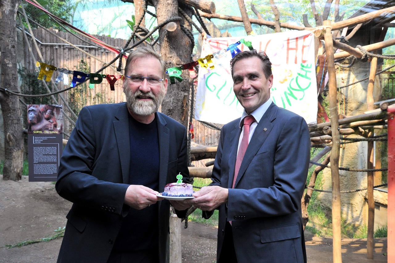 Wiro-Chef Ralf Zimlich (re) und Zodirektor Udo Nagel mit Suryas Geburtstagstorte (Foto: Joachim Kloock)