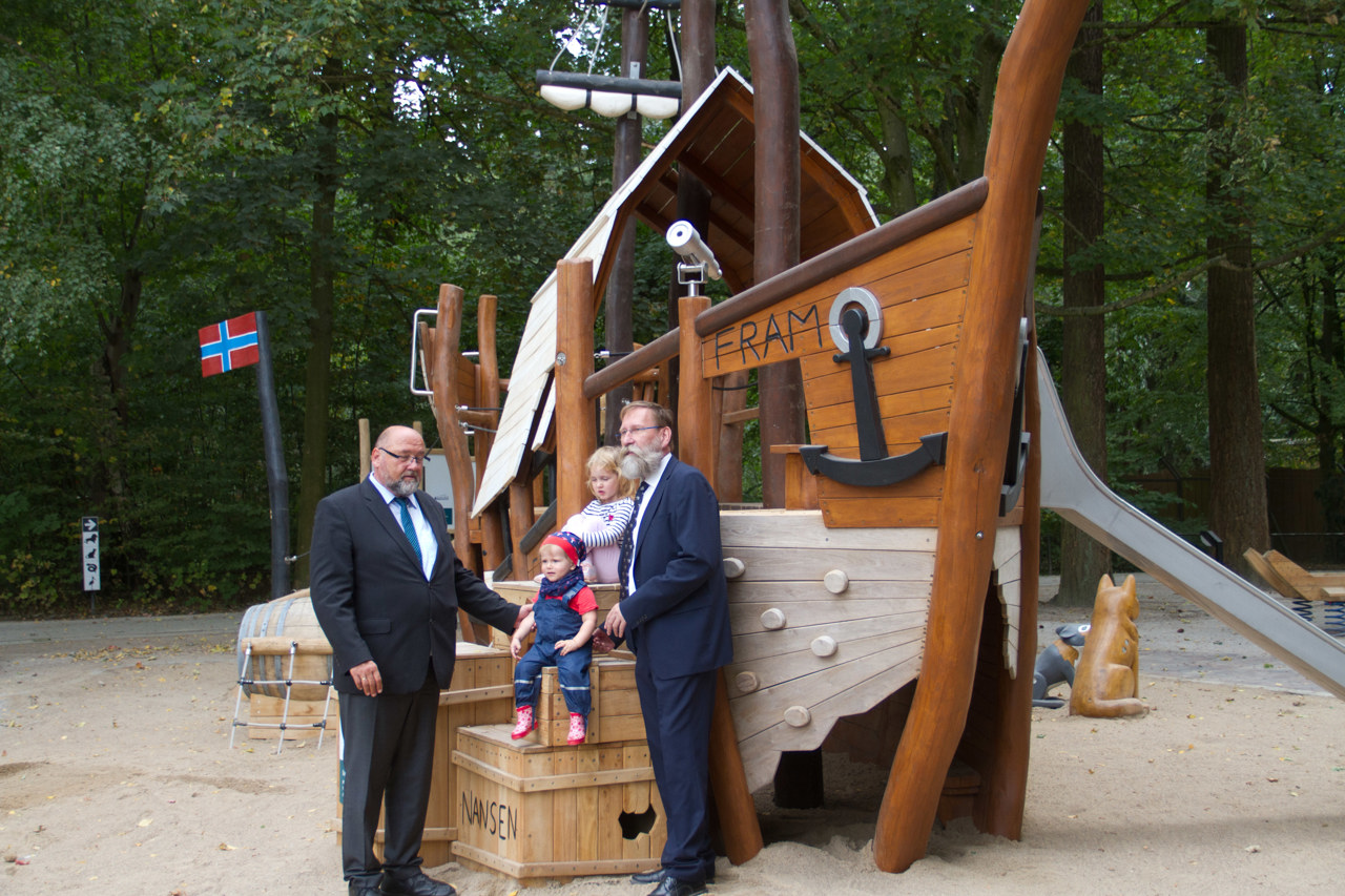 Ein neuer Spielplatz gehört auch zum Polarium - Wirtschaftsminister Harry Glawe (links) und Zoodirektor Udo Nagel