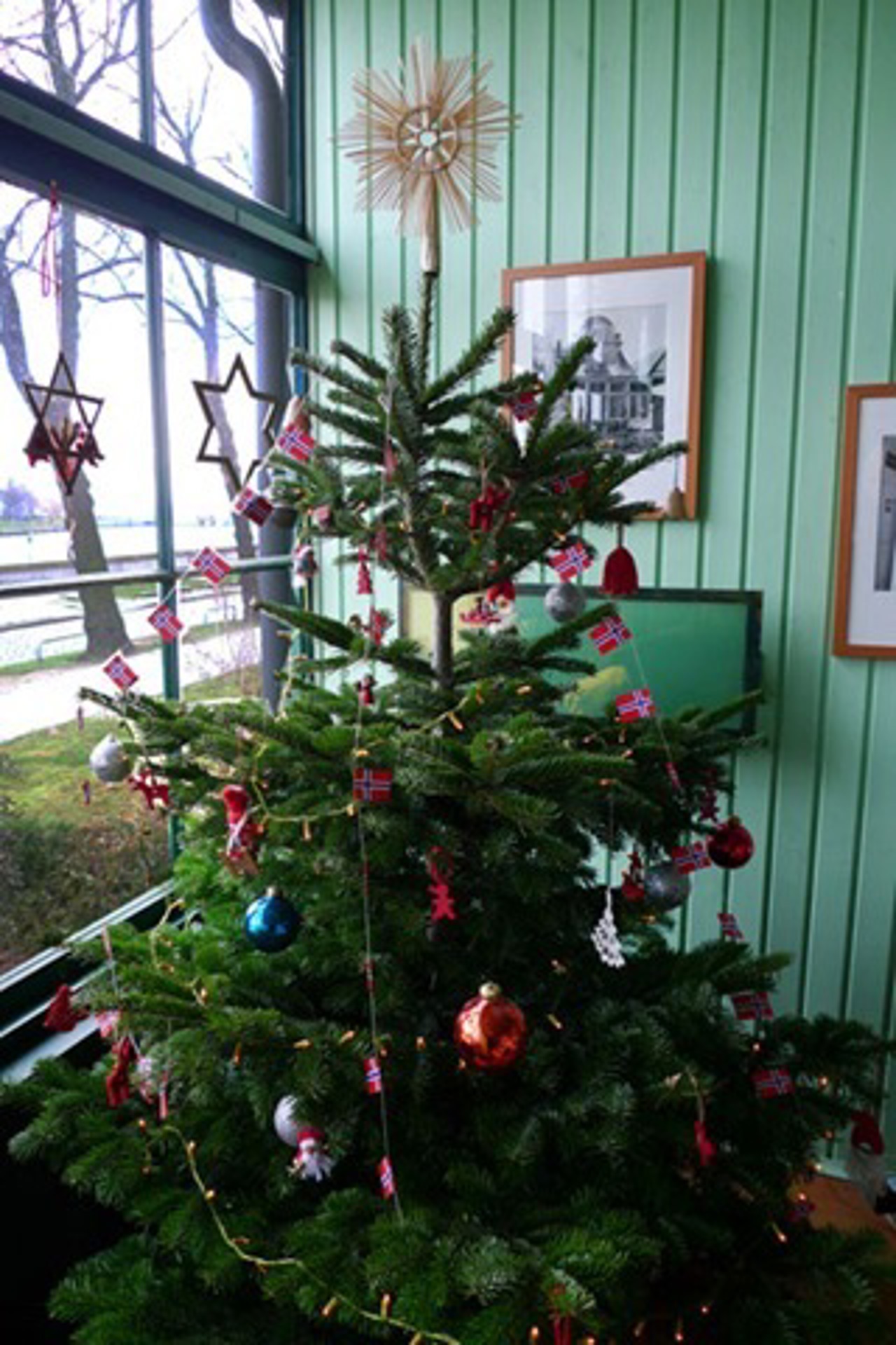 Weihnachtsbaum beim norwegischen Weihnachtsbasar im Edvard-Munch-Haus