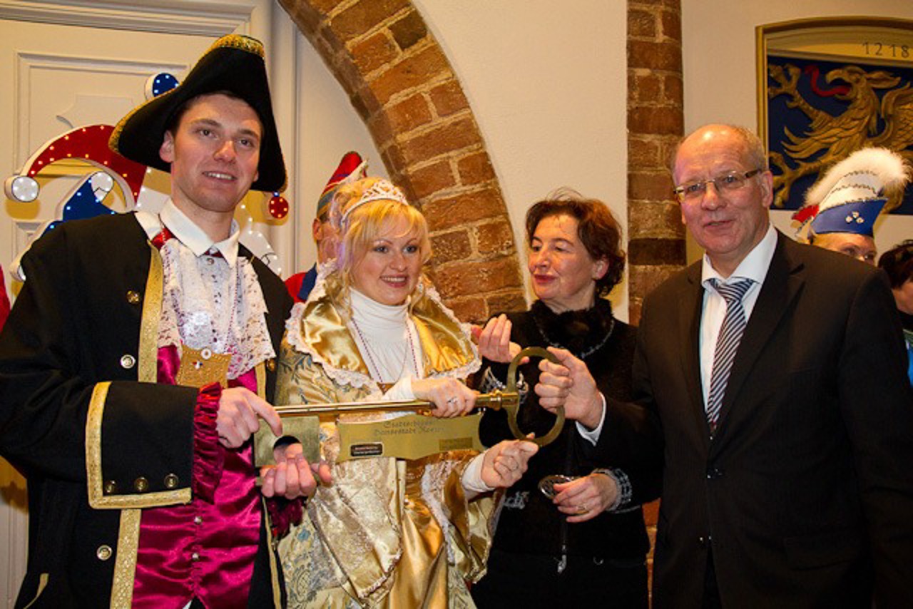 Die Stadtoberhäupter übergeben den Narren die Rathausschlüssel.