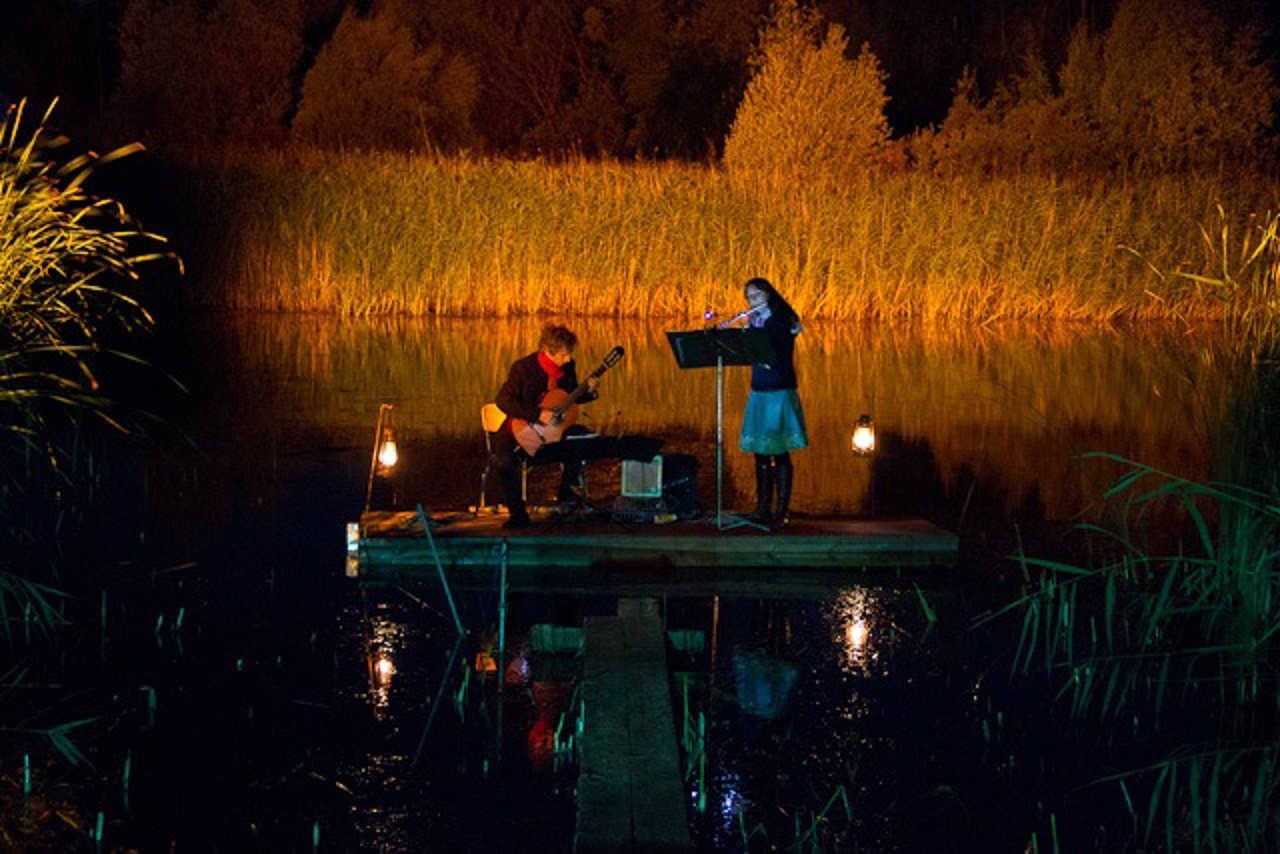 Träumerisch: Gregor Siegmund an der Gitarre und Katharina Weyer an der Flöte als Duo Maran auf dem Kiesweiher.