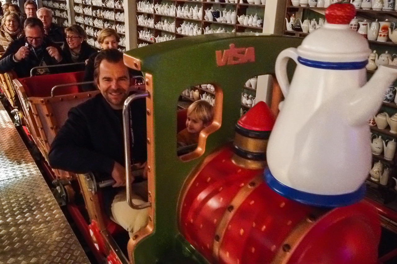 Karls-Chef Robert Dahl im Kaffeekannen-Express, der neuen Indoor-Achterbahn
