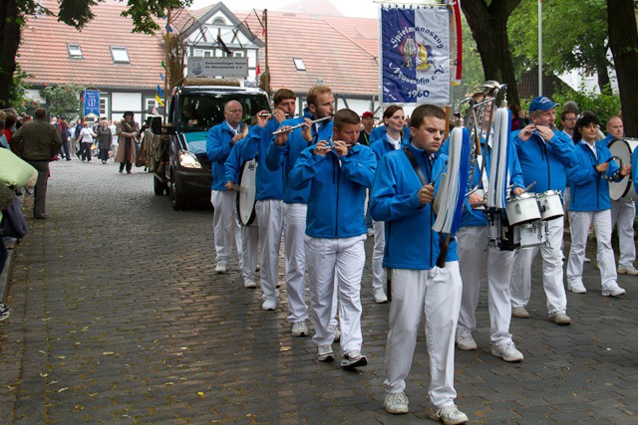 Vorne weg Musik von einem brandenburgischen Spielmannszug