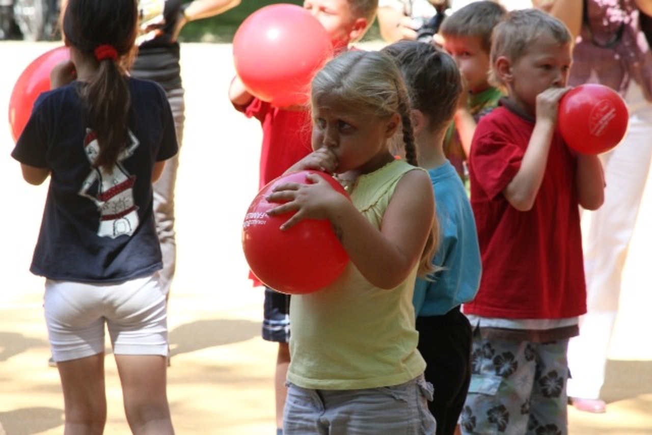 Luftballonwettpusten bei der Sportplatzeröffnung