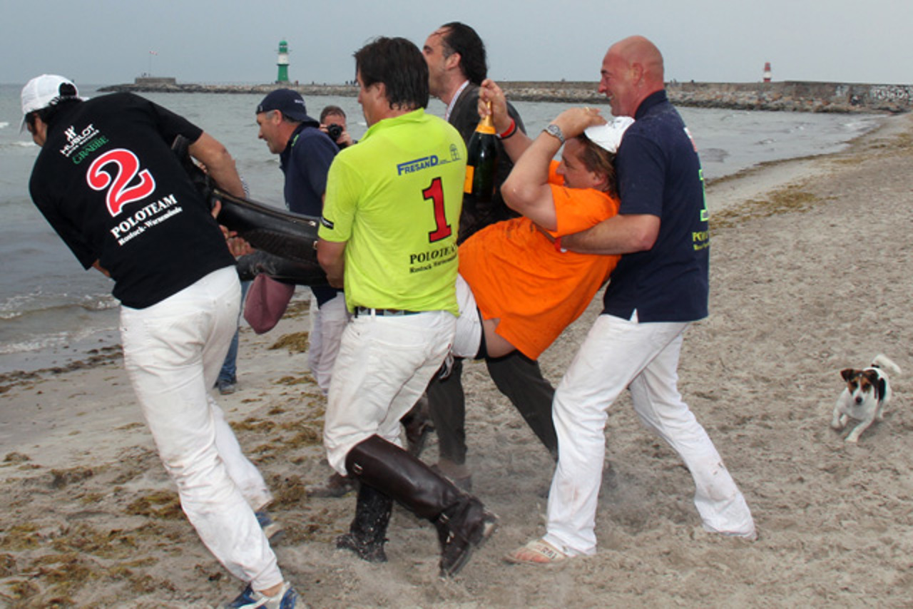Beach-Polo Warnemünde - Sieger-Taufe in der Ostsee