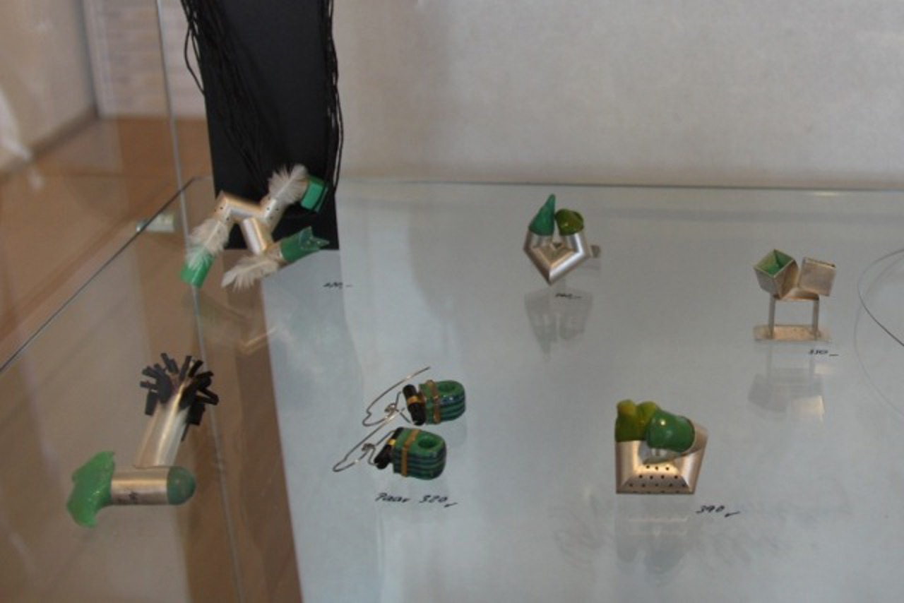 Schmuck und Malerei in der Galerie Möller in Warnemünde