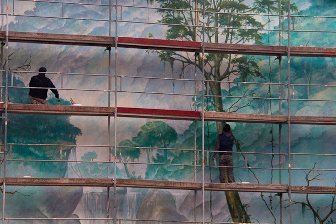 Illusionsmaler bringen den Urwald für die Menschenaffen an die Wand