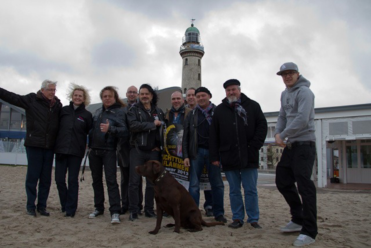 Rauschhardt, MV Event, Leuchtturmverein und Toruismusdirektor Matthias Fromm vor dem Leuchtturm in Warnemünde, der am 1. Januar 2013 in Flammen stehen soll