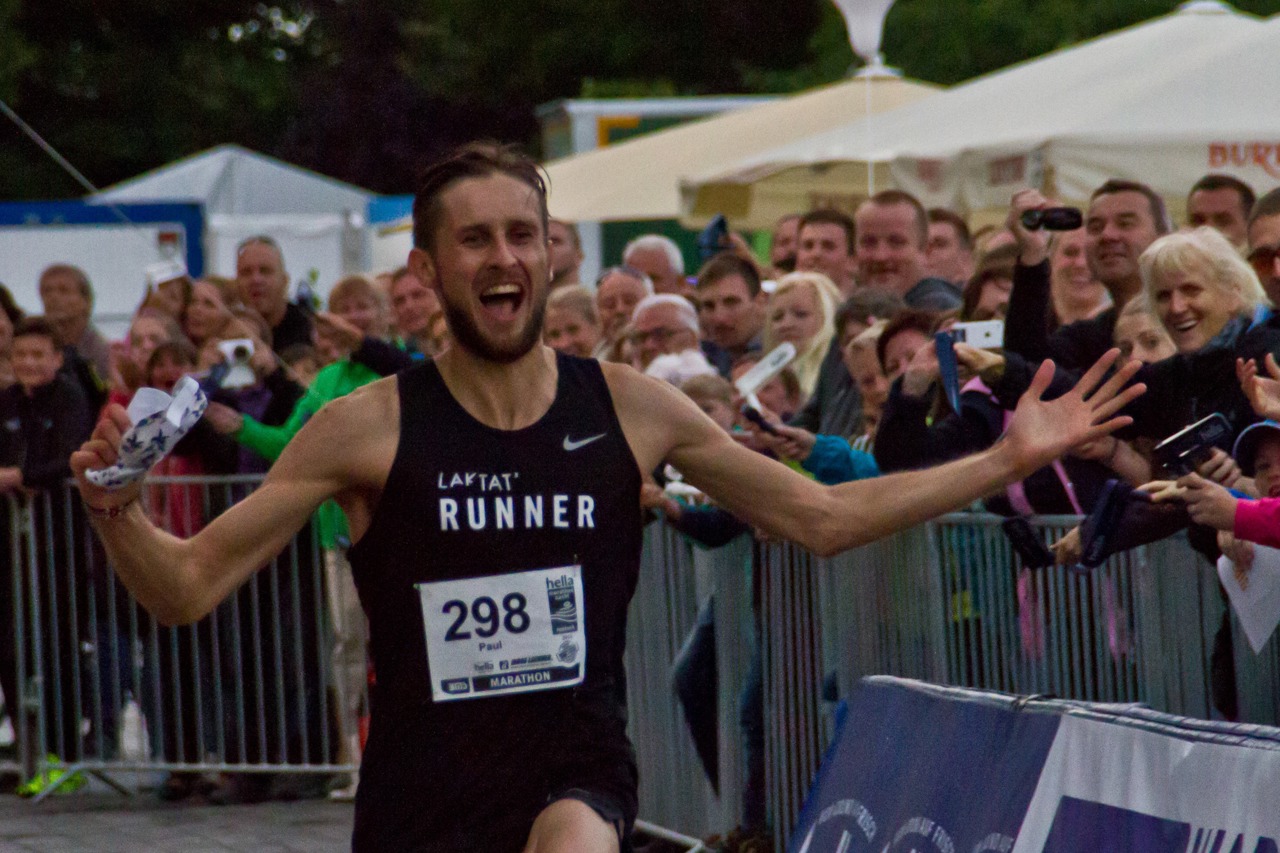 Marathonläufer Paul Schmidt gewinnt zum dritten Mal in Folge mit neuer Bestzeit.
