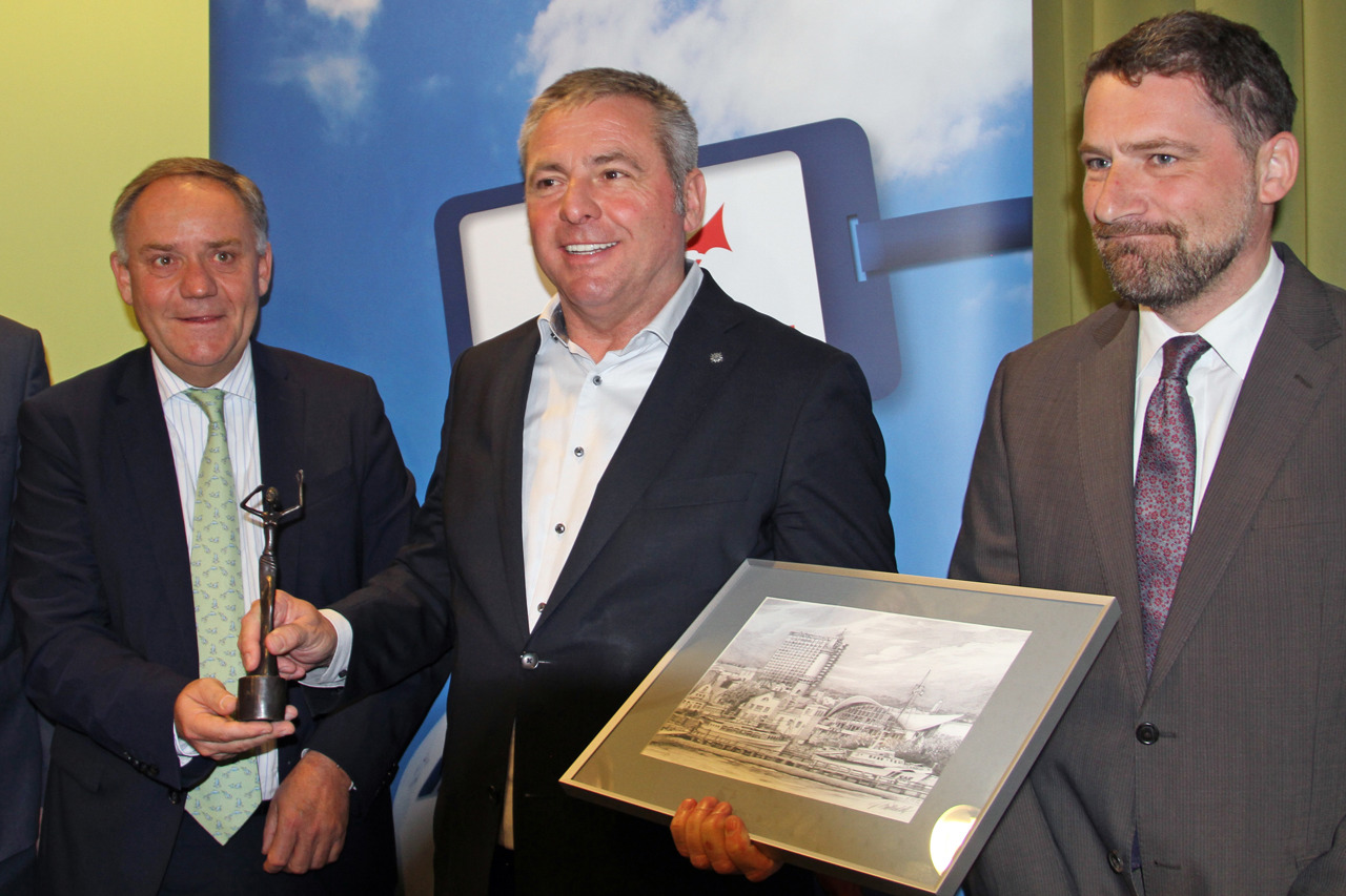 Dr. Rainer Schwarz (Geschäftsführer des Flughafens Rostock-Laage), Michael Zengerle (Geschäftsführer MSC Kreuzfahrten GmbH) und Jens A. Scharner (Geschäftsführer der Hafen-Entwicklungsgesellschaft Rostock) (v.l.n.r)