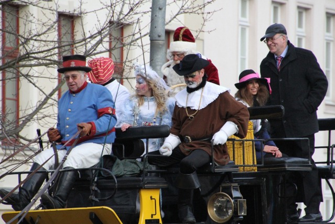 Der Weihnachtsmann und sein Gefolge auf der Kutsche