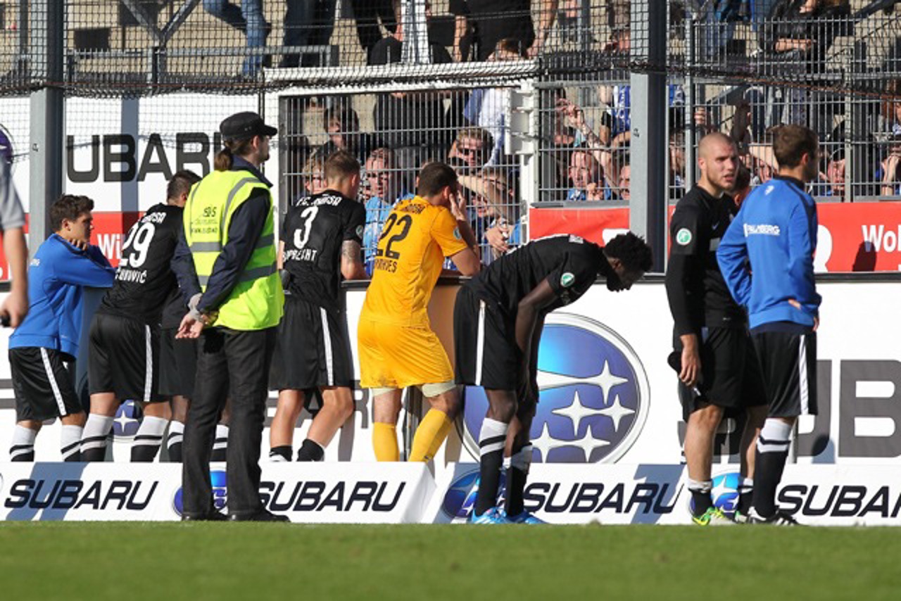 Die Hansa-Spieler sprechen nach der Niederlage gegen die Stuttgarter Kickers mit den enttäuschten Fans