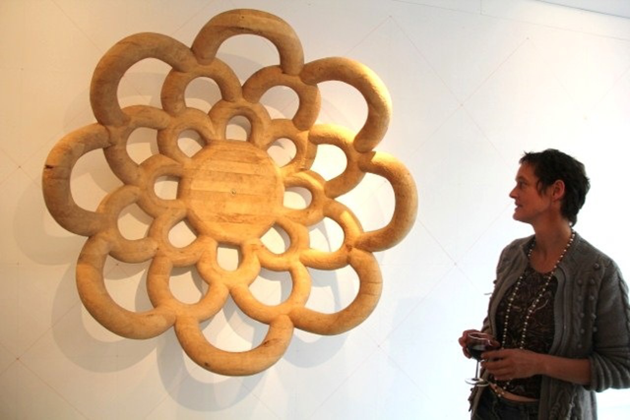 Künstlerin Juliane Laitzsch mit Holzskulptur