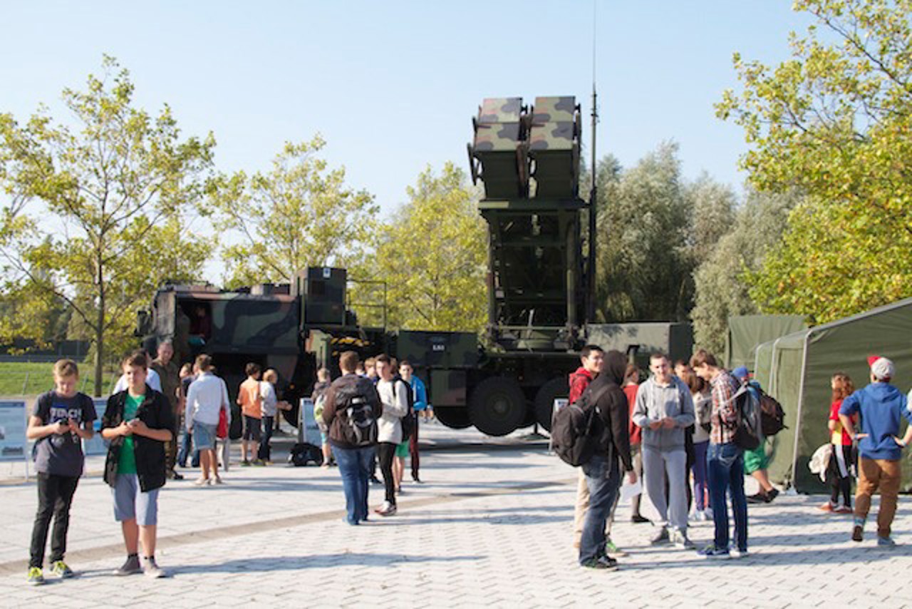 Auch Bundeswehr, Polizei und Zoll warben auf der Jobfactory 2014 in Rostock um Nachwuchs