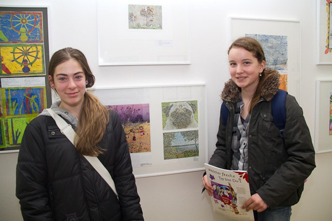 Katja und Natalie studieren die Kunstwerke anderer Schüler