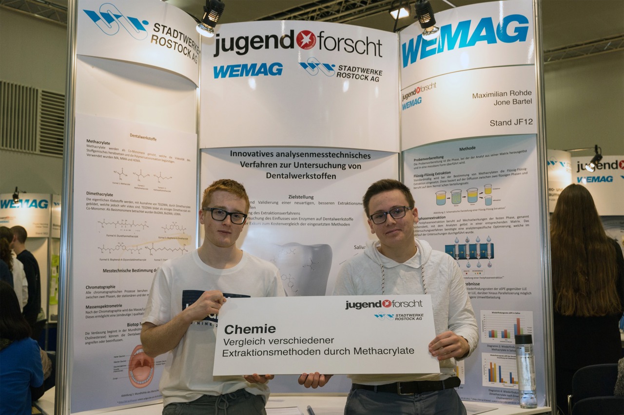 Jugend forscht, Fachgebiet Chemie, Thema: „Vergleich verschiedener Extraktionsmethoden durch Methacrylate“ Maximilian Rohde, und Jone Bartel, Innerstädtisches Gymnasium Rostock (v.l.), Foto: Wemag/Stephan Rudolph-Kramer