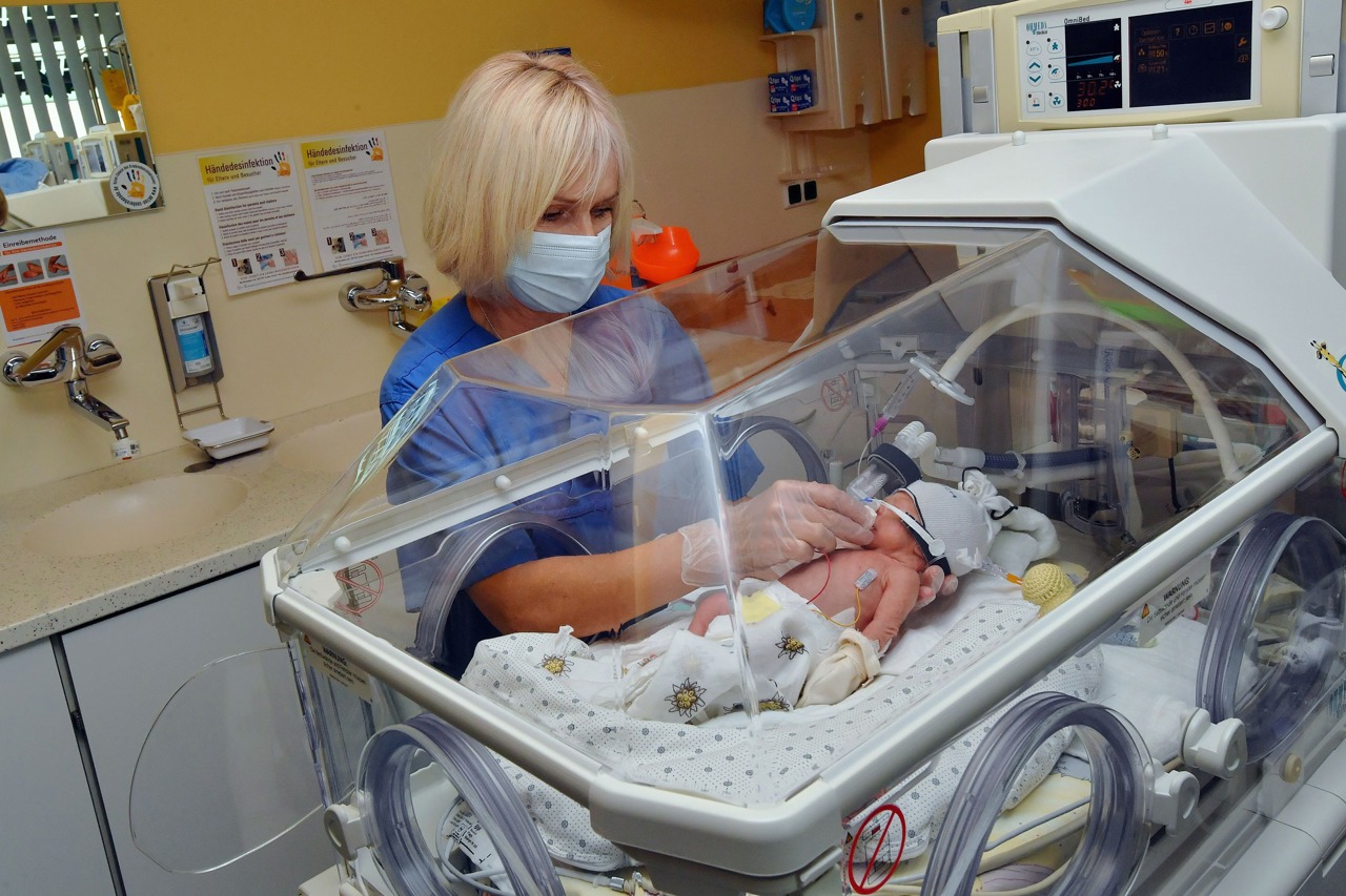 Cornelia Nicolai versorgt ein Frühchen. Seit elf Jahren gehört die Kinderkrankenschwester zum Team der Klinik für Neonatologie. (Foto: Joachim Kloock)