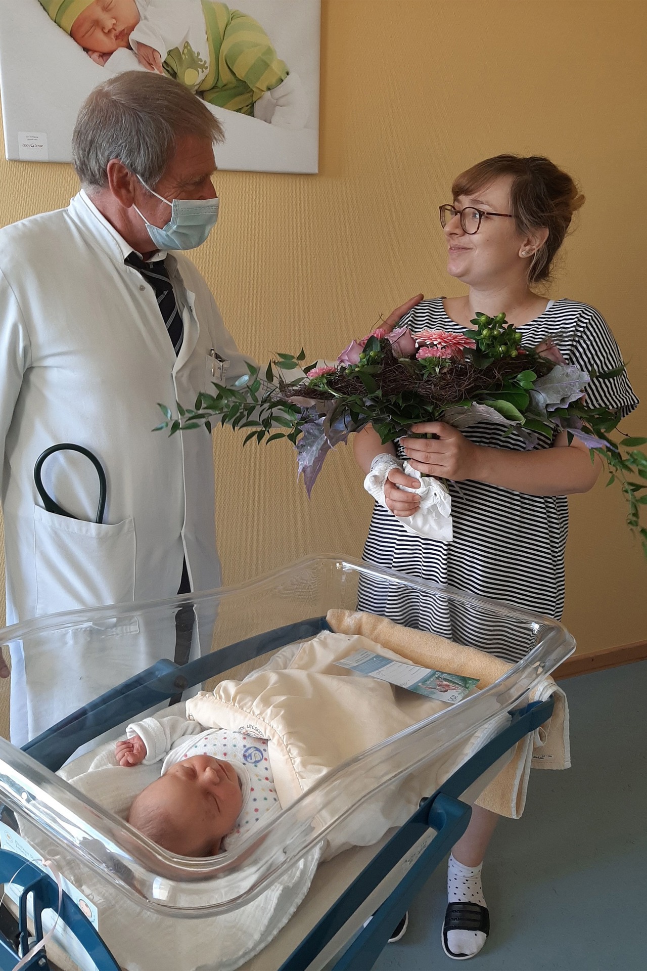 Chefarzt Professor Dr. Hans-Christof Schober beglückwünschte die Rostockerin Josephin Schauland (30) zu ihrem ersten Kind. Ihre Tochter Cara war die 1.999. Geburt in diesem Jahr am Klinikum Südstadt. Um 3.10 Uhr in der Nacht zum 17. September kam das Mädchen mit einer Länge von 48 Zentimetern und einem Gewicht von 2.970 Gramm auf die Welt (Foto: Klinikum Südstadt)