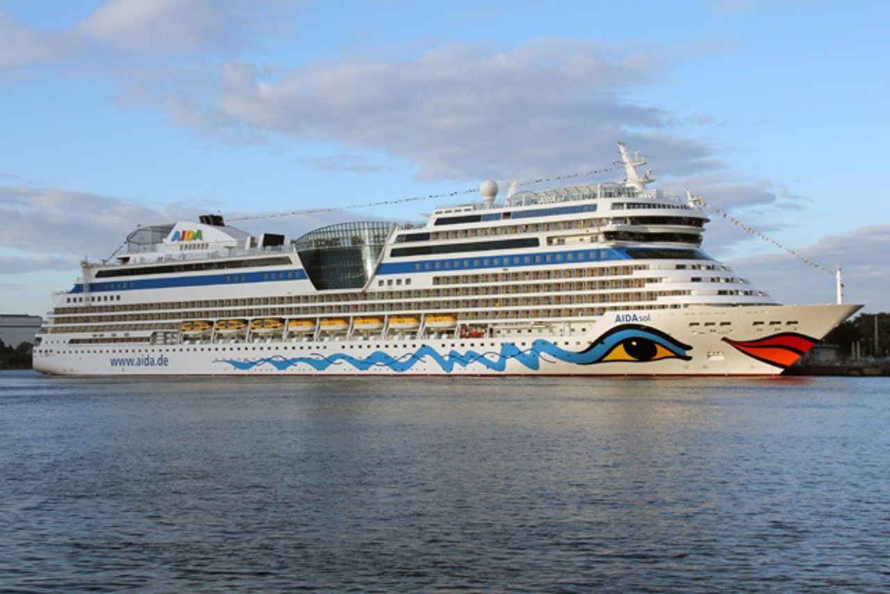 Die AIDAsol wird am 23. April 2012 die Kreuzfahrtsaison in Rostock-Warnemünde eröffnen