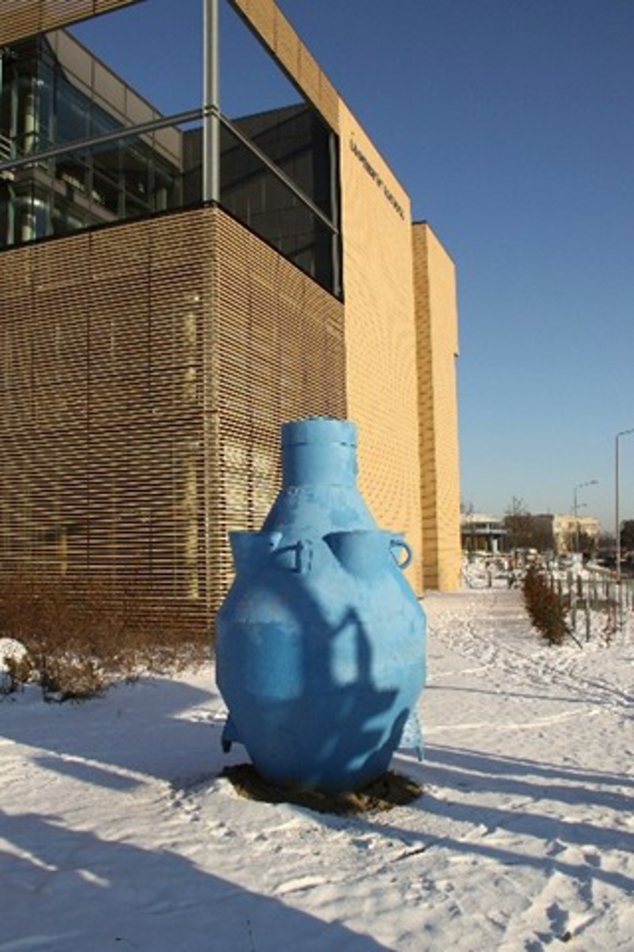 Wissensboje vor der Universitätsbibliothek in der Rostocker Südstadt