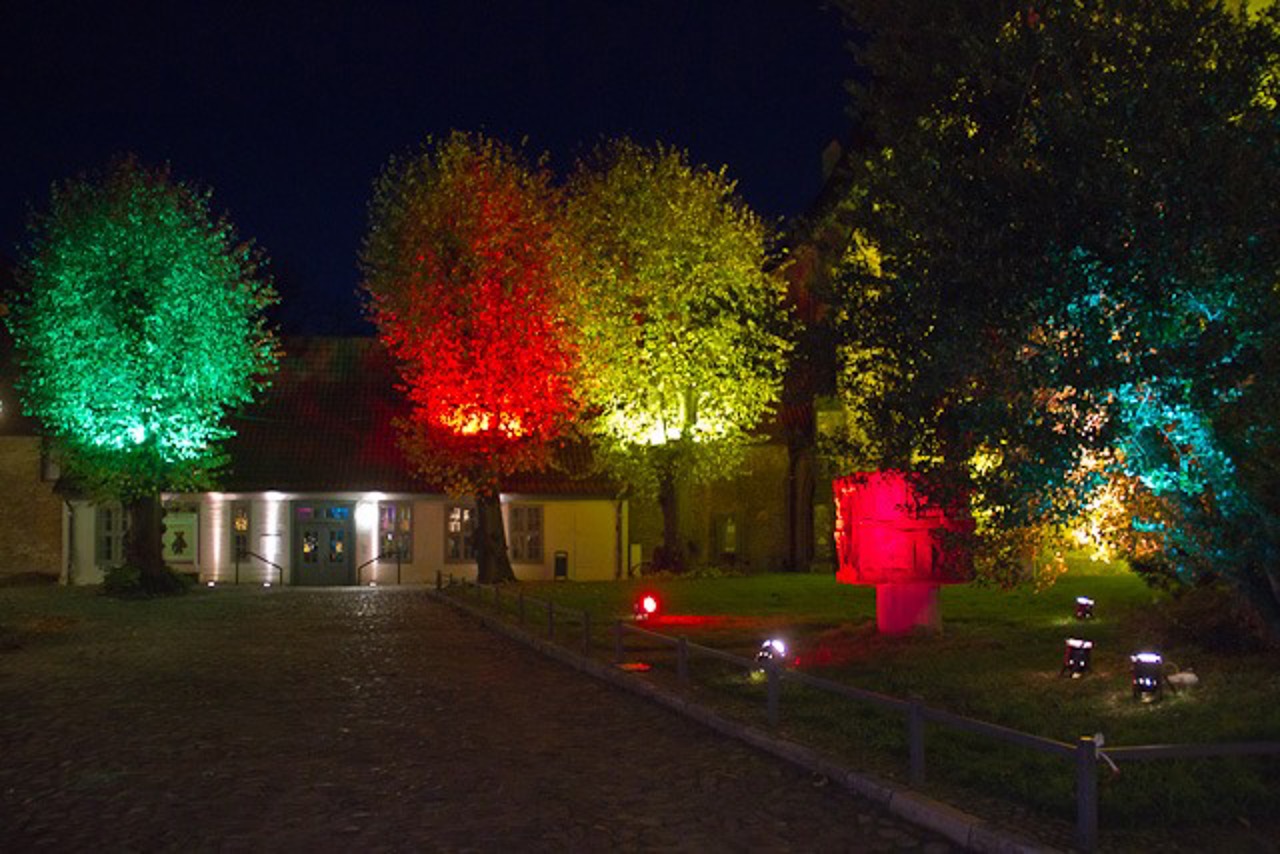 Der Klosterhof ist zur Lichtwoche 2014 wieder bunt beleuchtet.