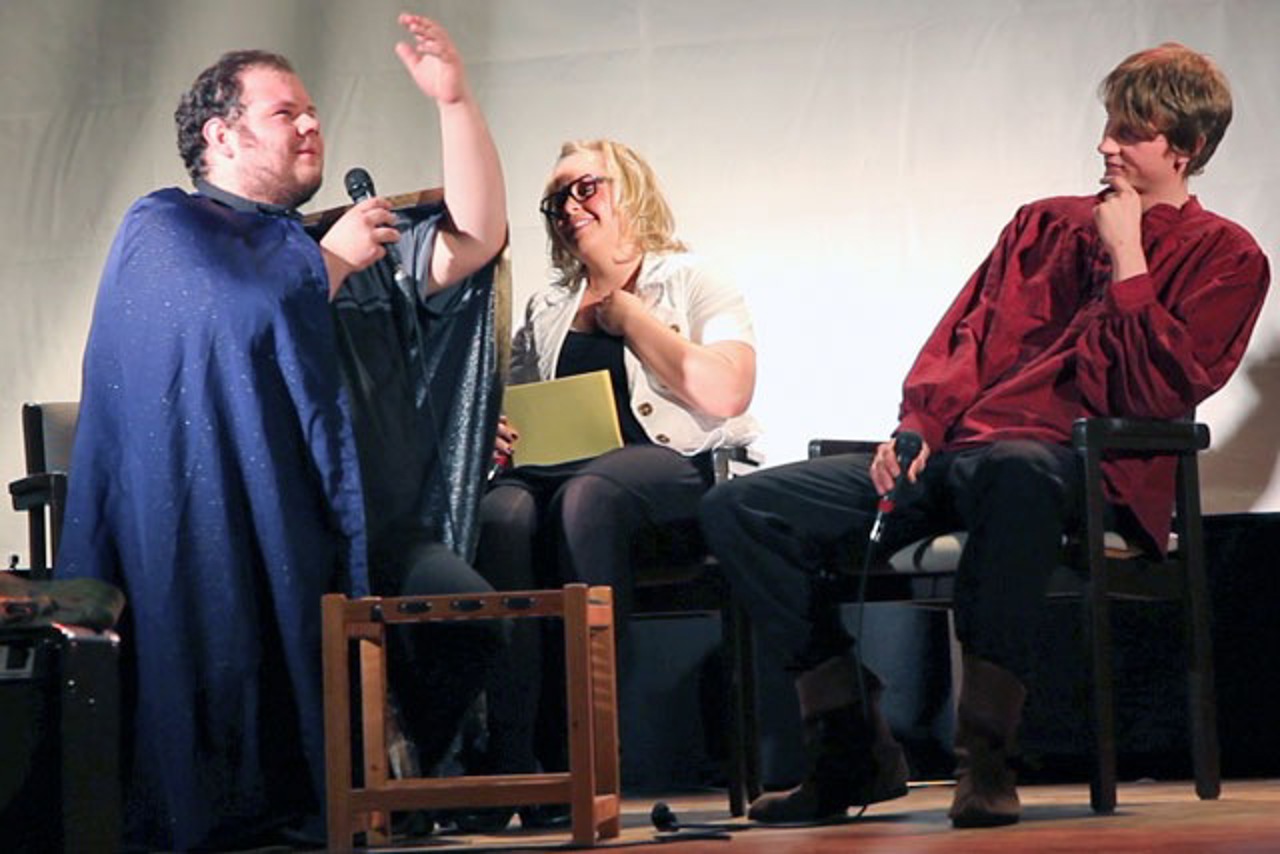 Talkrunde: Meister Reinmar (André Marschke), Moderatorin (Manuela Dierck) und Neidhart (Thomas Linke)