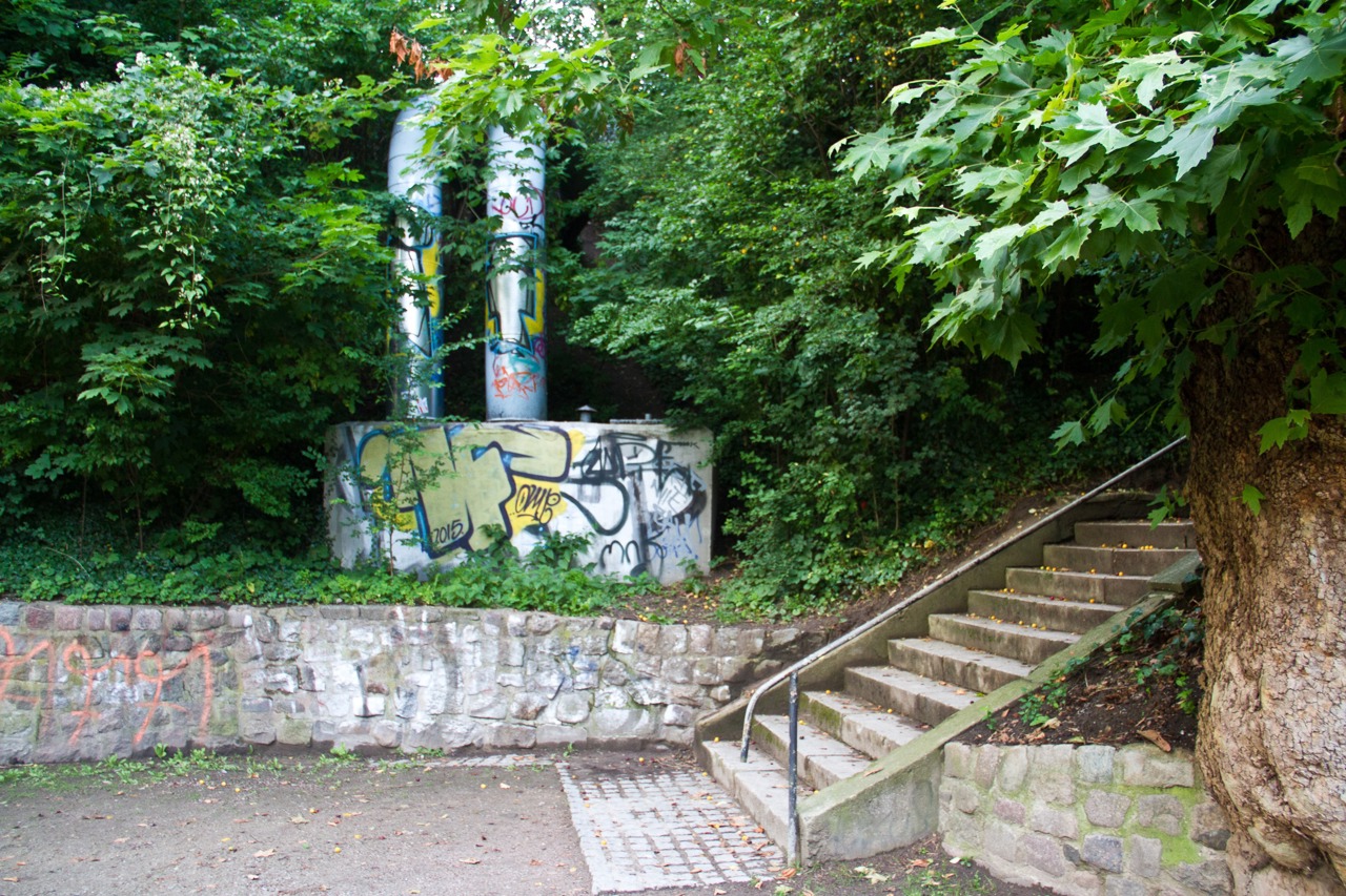 Die Fernwärmeleitung und die alte Treppe verschwinden.