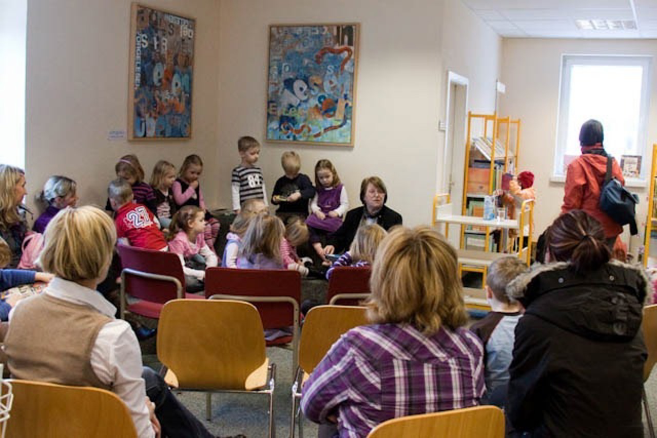 Kleine und große Gäste beim Vorlesenachmittag in der Stadtbibliothek