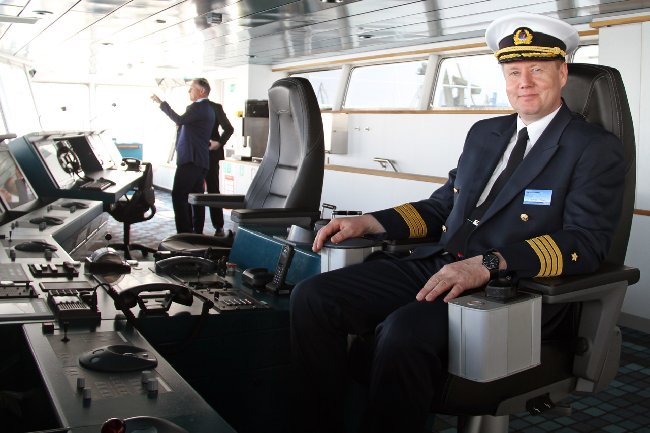 Kapitän Hartmut Adam auf der Brücke der Scandlines-Fähre „Berlin“