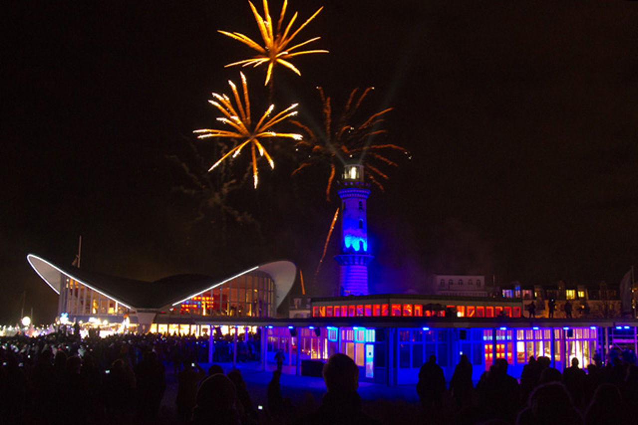 Warnemünder Leuchtturm in Flammen 2012