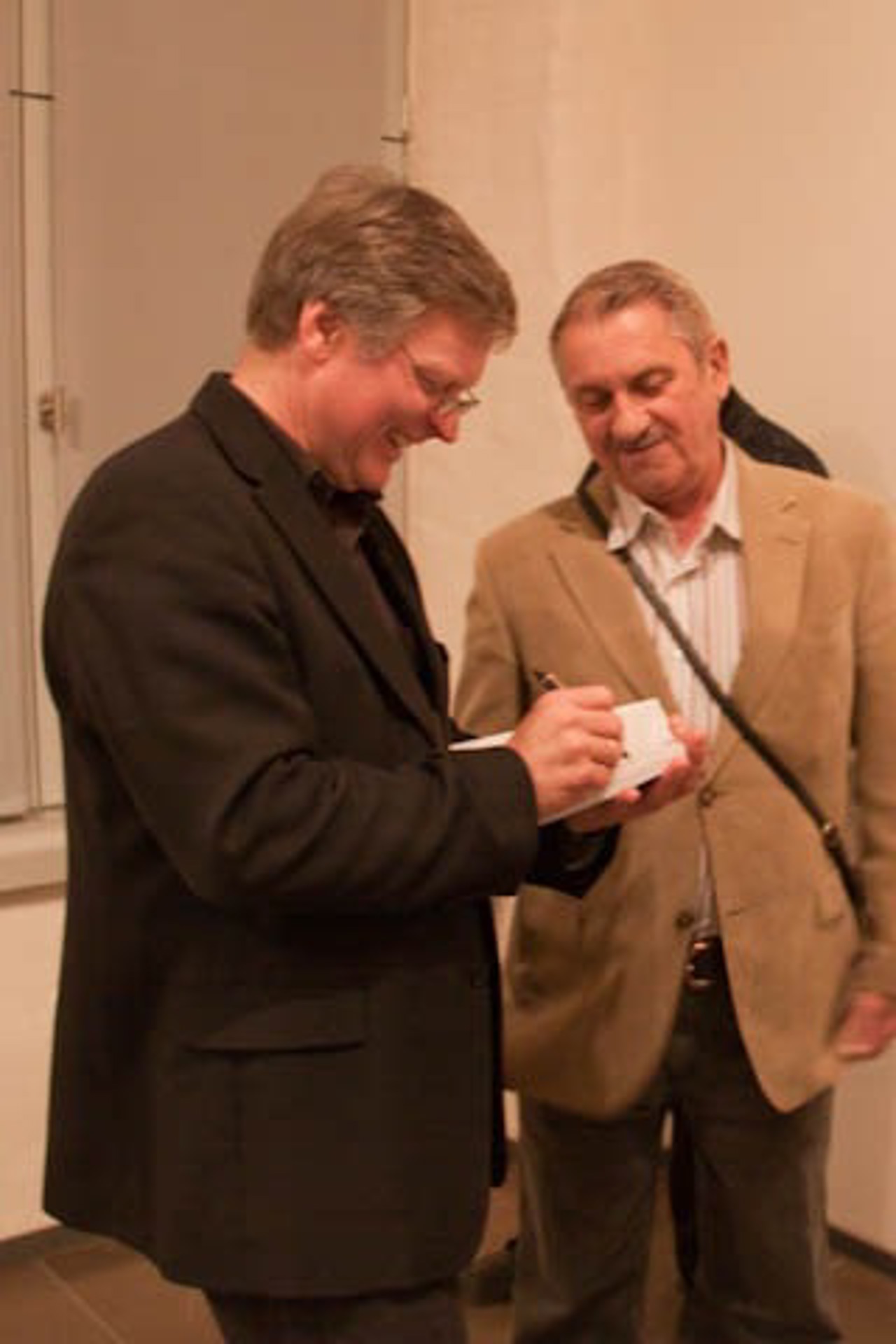 Kurt Kaindl signiert seinen Bildband zur Ausstellung
