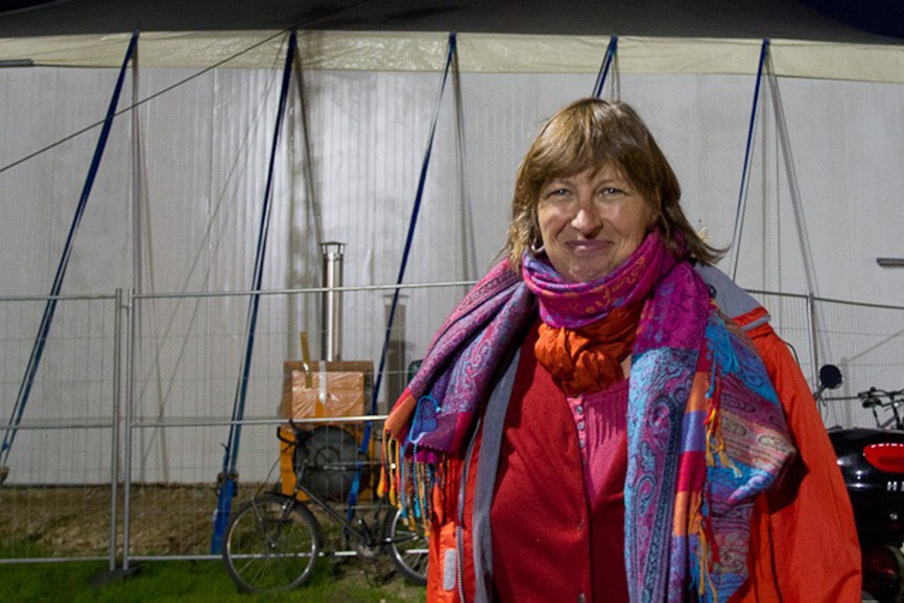 Cornelia Krumm vor dem Theaterzelt