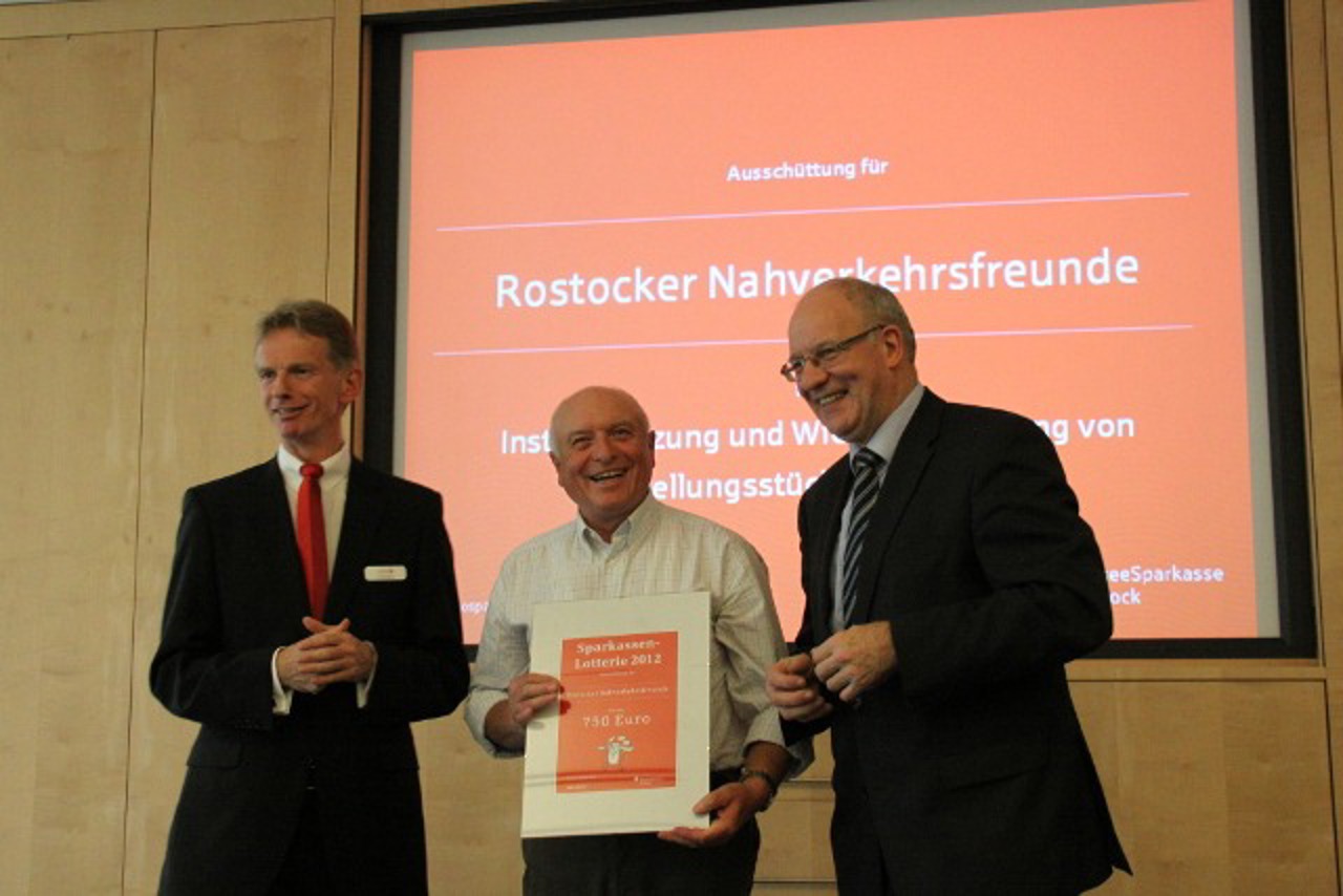 Auch die Rostocker Nahverkehrsfreunde freuten sich über eine Spende