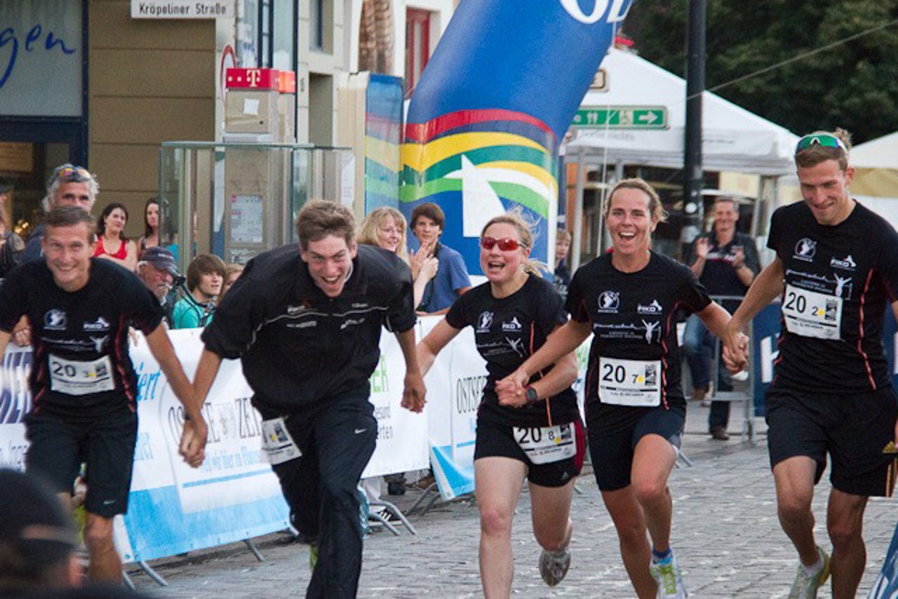 Gesundschuh Team läuft als zweite Staffel über das Ziel