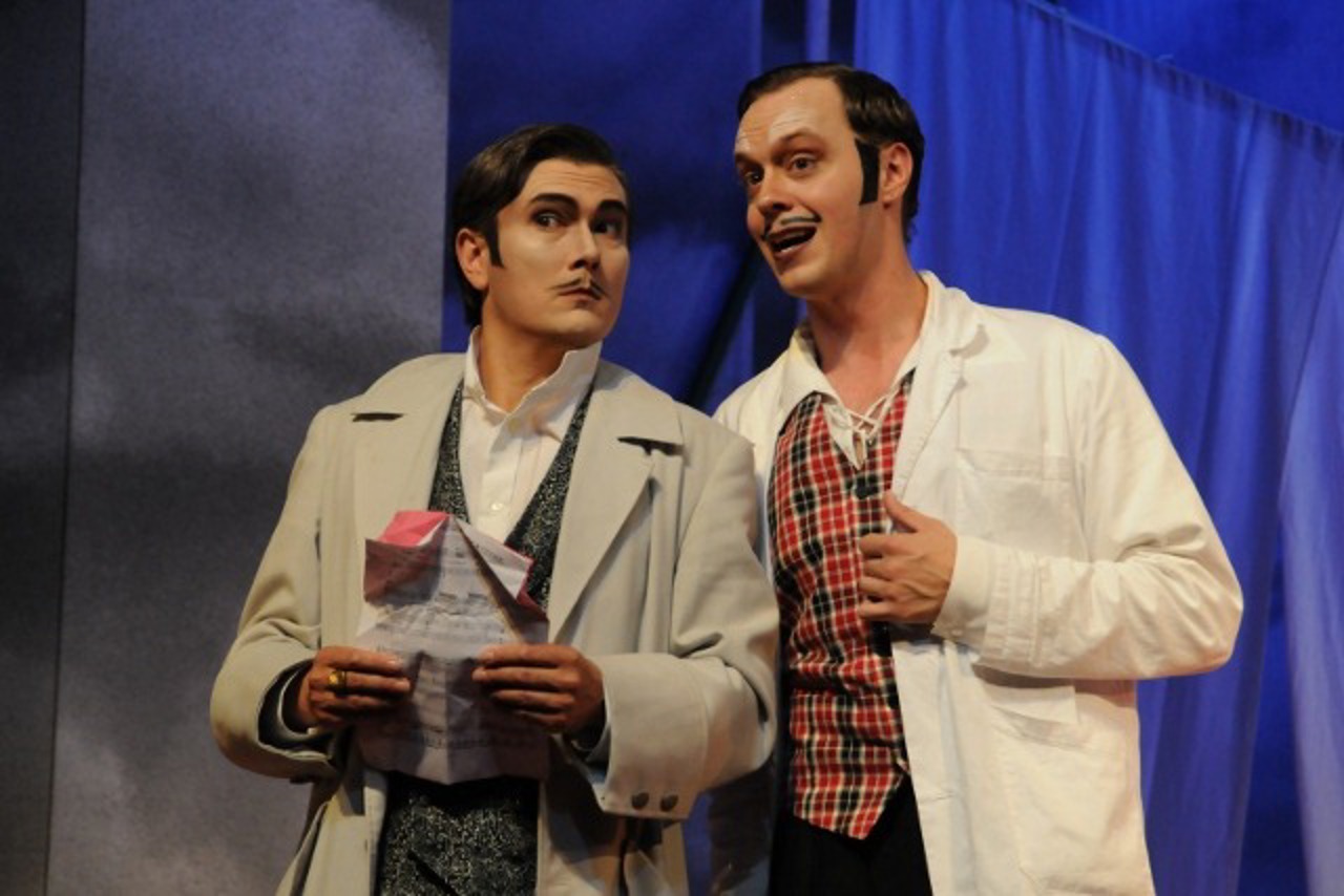 Graf Almaviva (Garrie Davislim) und Figaro (James J. Kee)