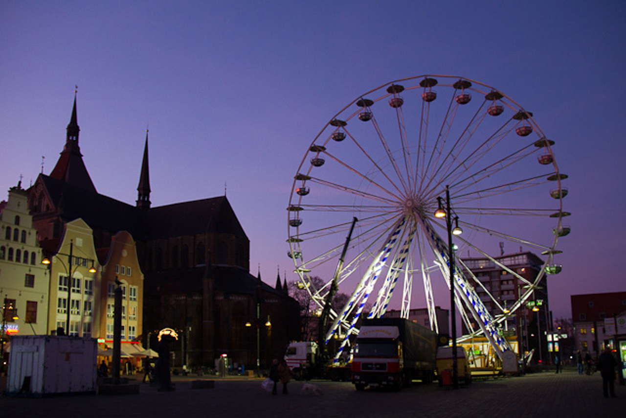 Das Riesenrad auf dem Neuen Markt steht schon für den Weihnachtsmarkt 2011