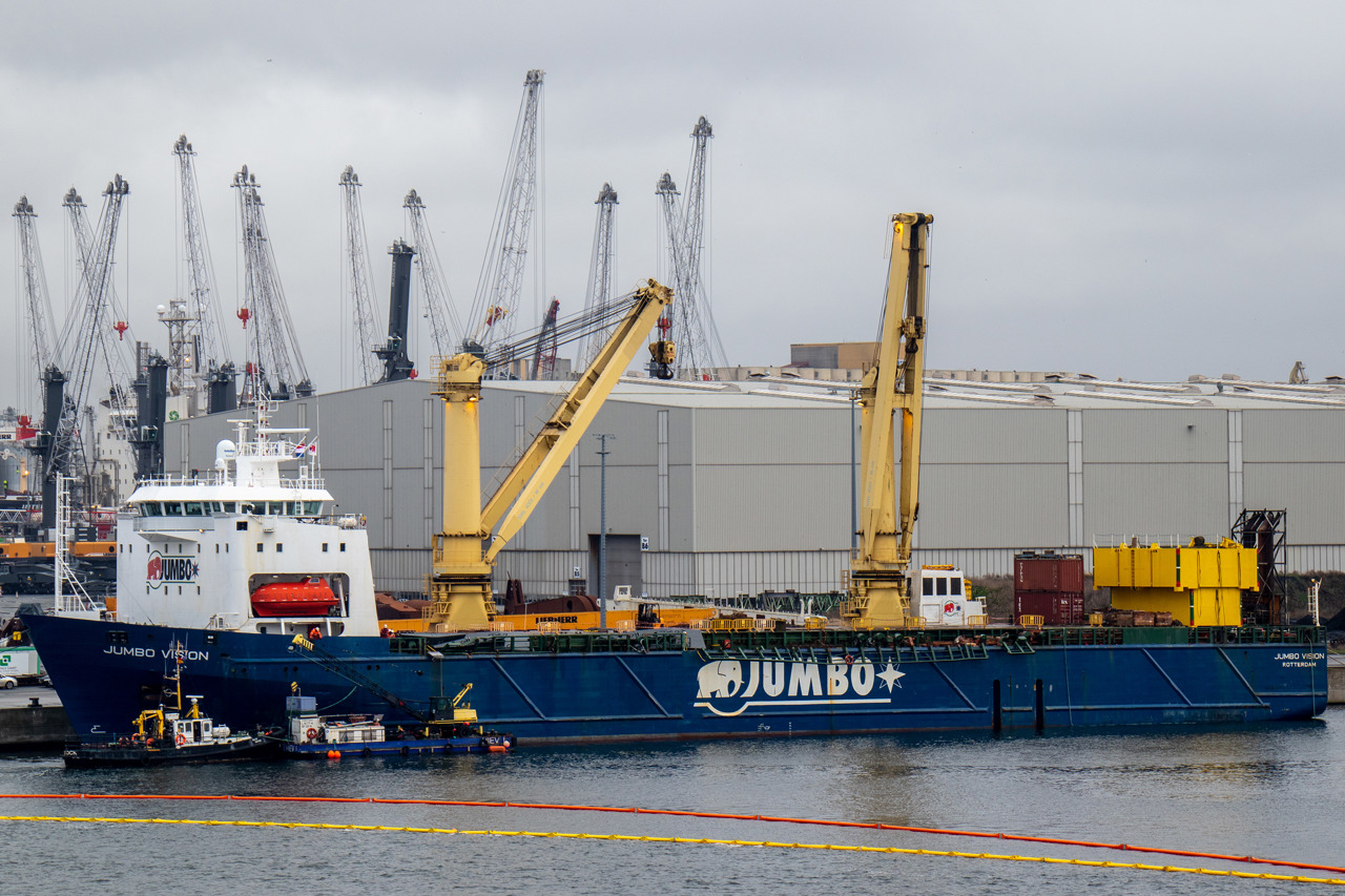 Die „Jumbo Vision“ nach dem Verlade-Unfall im Seehafen Rostock