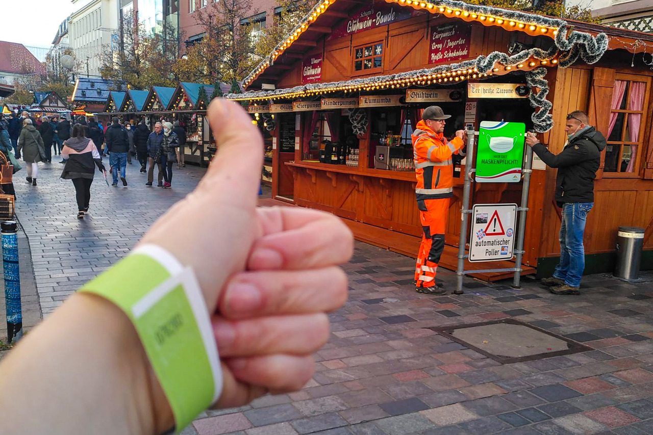 Rostocker Weihnachtsmarkt 2021: Maske und 3G-Corona-Armbändchen