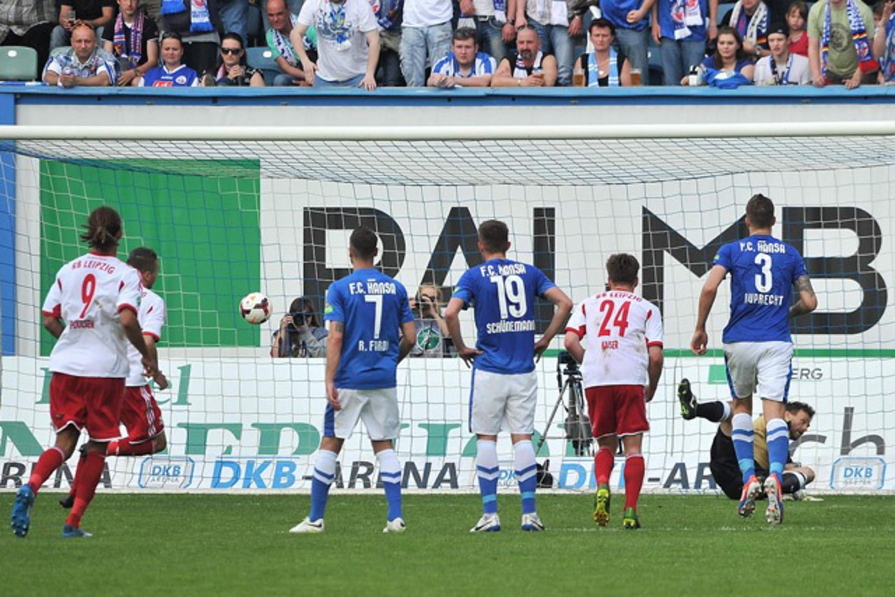 Ein Foulelfmeter sorgte im Spiel Hansa Rostock - RB Leipzig für die Entscheidung