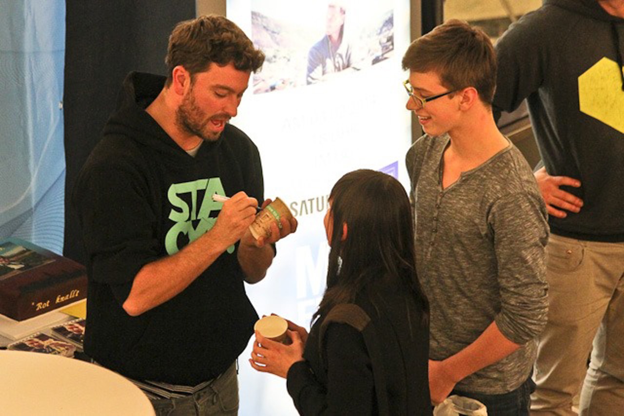 Marten Laciny signiert auch Coffee-to-go-Becher