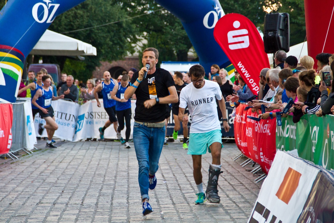 Moderator Arne Welenz und der verletzte Langstreckenläufer Tom Gröschel, der die Siegermarathonstaffel zusammengestellt hat.
